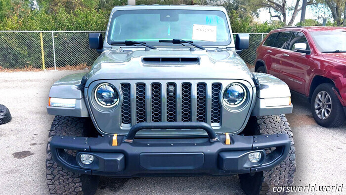 Los Ladrones Echaron Un Vistazo Al Interior De Este Wrangler V8 Y Corrieron Como Gump Del Bosque | Carscoops